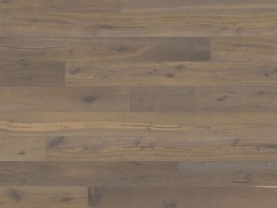 Le parquet contrecollé en chêne le charme naturel du bois, les lames se composent d’un parement du bois noble avec un support en latté à fil croisé