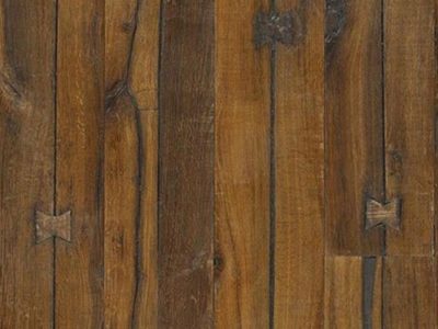 Le parquet contrecollé en chêne le charme naturel du bois, les lames se composent d’un parement du bois noble avec un support en latté à fil croisé
