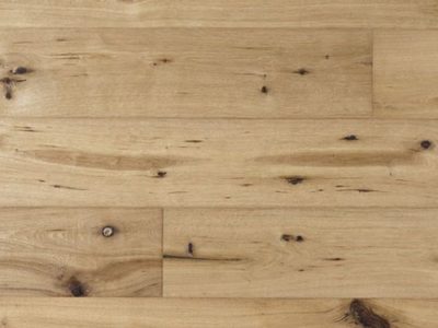 Le parquet contrecollé en chêne le charme naturel du bois, les lames se composent d’un parement du bois noble avec un support en latté à fil croisé