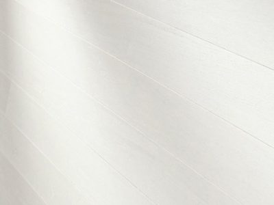 Le parquet contrecollé en chêne le charme naturel du bois, les lames se composent d’un parement du bois noble avec un support en latté à fil croisé