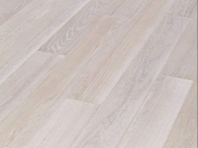 Le parquet contrecollé en chêne le charme naturel du bois, les lames se composent d’un parement du bois noble avec un support en latté à fil croisé