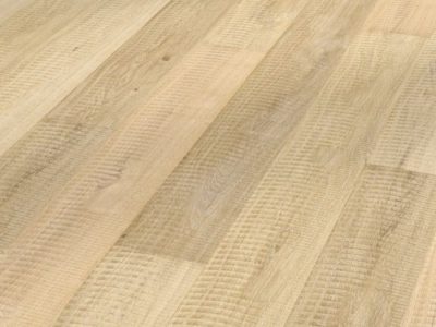 Le parquet contrecollé en chêne le charme naturel du bois, les lames se composent d’un parement du bois noble avec un support en latté à fil croisé