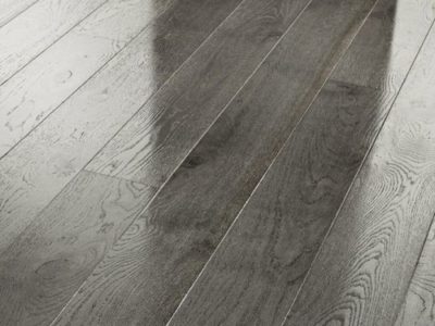 Le parquet contrecollé en chêne le charme naturel du bois, les lames se composent d’un parement du bois noble avec un support en latté à fil croisé