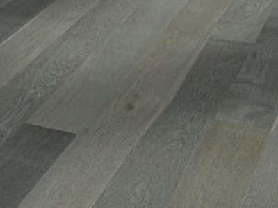 Le parquet contrecollé en chêne le charme naturel du bois, les lames se composent d’un parement du bois noble avec un support en latté à fil croisé