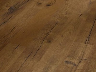 Le parquet contrecollé en chêne le charme naturel du bois, les lames se composent d’un parement du bois noble avec un support en latté à fil croisé