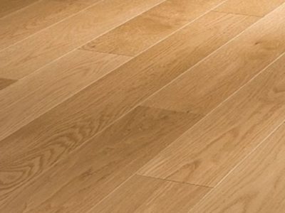 Le parquet contrecollé en chêne le charme naturel du bois, les lames se composent d’un parement du bois noble avec un support en latté à fil croisé