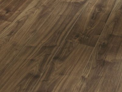 Le revêtement de sol stratifié un support aggloméré sur lequel a été apposé un décor qui prendre toutes les allures, motif bois, béton ou même carrelage.