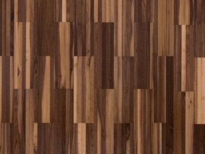 Le parquet contrecollé en chêne le charme naturel du bois, les lames se composent d’un parement du bois noble avec un support en latté à fil croisé