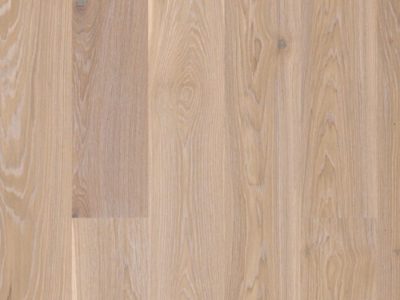 Le parquet contrecollé en chêne le charme naturel du bois, les lames se composent d’un parement du bois noble avec un support en latté à fil croisé