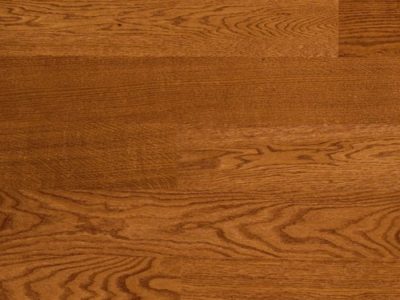 Le parquet contrecollé en chêne le charme naturel du bois, les lames se composent d’un parement du bois noble avec un support en latté à fil croisé