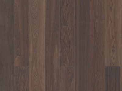 Le parquet contrecollé en chêne le charme naturel du bois, les lames se composent d’un parement du bois noble avec un support en latté à fil croisé