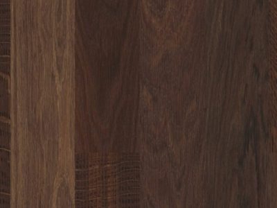 Le parquet contrecollé en chêne le charme naturel du bois, les lames se composent d’un parement du bois noble avec un support en latté à fil croisé