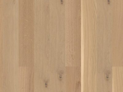Le parquet contrecollé en chêne le charme naturel du bois, les lames se composent d’un parement du bois noble avec un support en latté à fil croisé