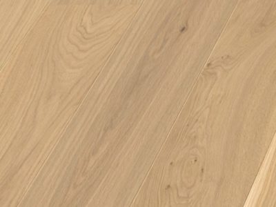 Le parquet contrecollé en chêne le charme naturel du bois, les lames se composent d’un parement du bois noble avec un support en latté à fil croisé