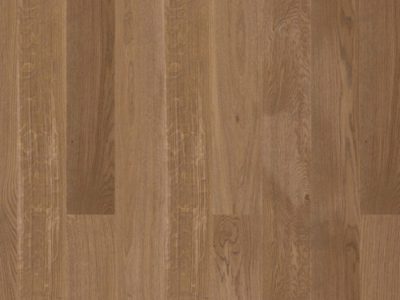 Le parquet contrecollé en chêne le charme naturel du bois, les lames se composent d’un parement du bois noble avec un support en latté à fil croisé