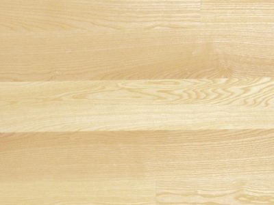 Le parquet contrecollé en chêne le charme naturel du bois, les lames se composent d’un parement du bois noble avec un support en latté à fil croisé
