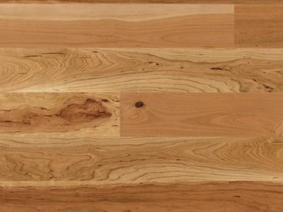 Le parquet contrecollé en chêne le charme naturel du bois, les lames se composent d’un parement du bois noble avec un support en latté à fil croisé