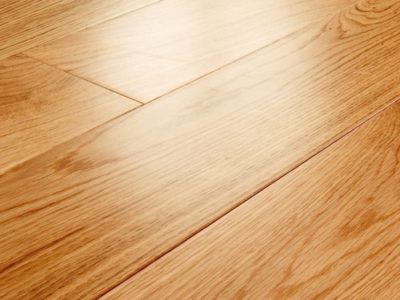 Le parquet massif chêne est naturel, chaleureux, noble, 100% bois très durable, les lames sont en bois massif, et peuvent être collées ou clouées