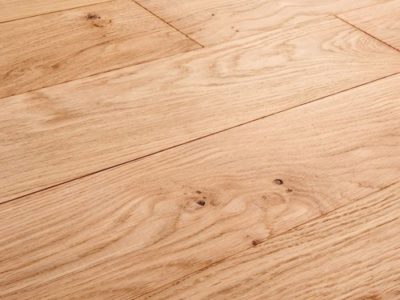 Le parquet massif chêne est naturel, chaleureux, noble, 100% bois très durable, les lames sont en bois massif, et peuvent être collées ou clouées