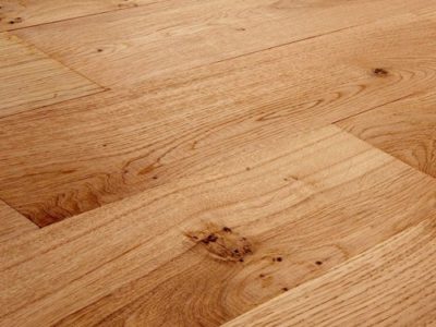 Le parquet massif chêne est naturel, chaleureux, noble, 100% bois très durable, les lames sont en bois massif, et peuvent être collées ou clouées